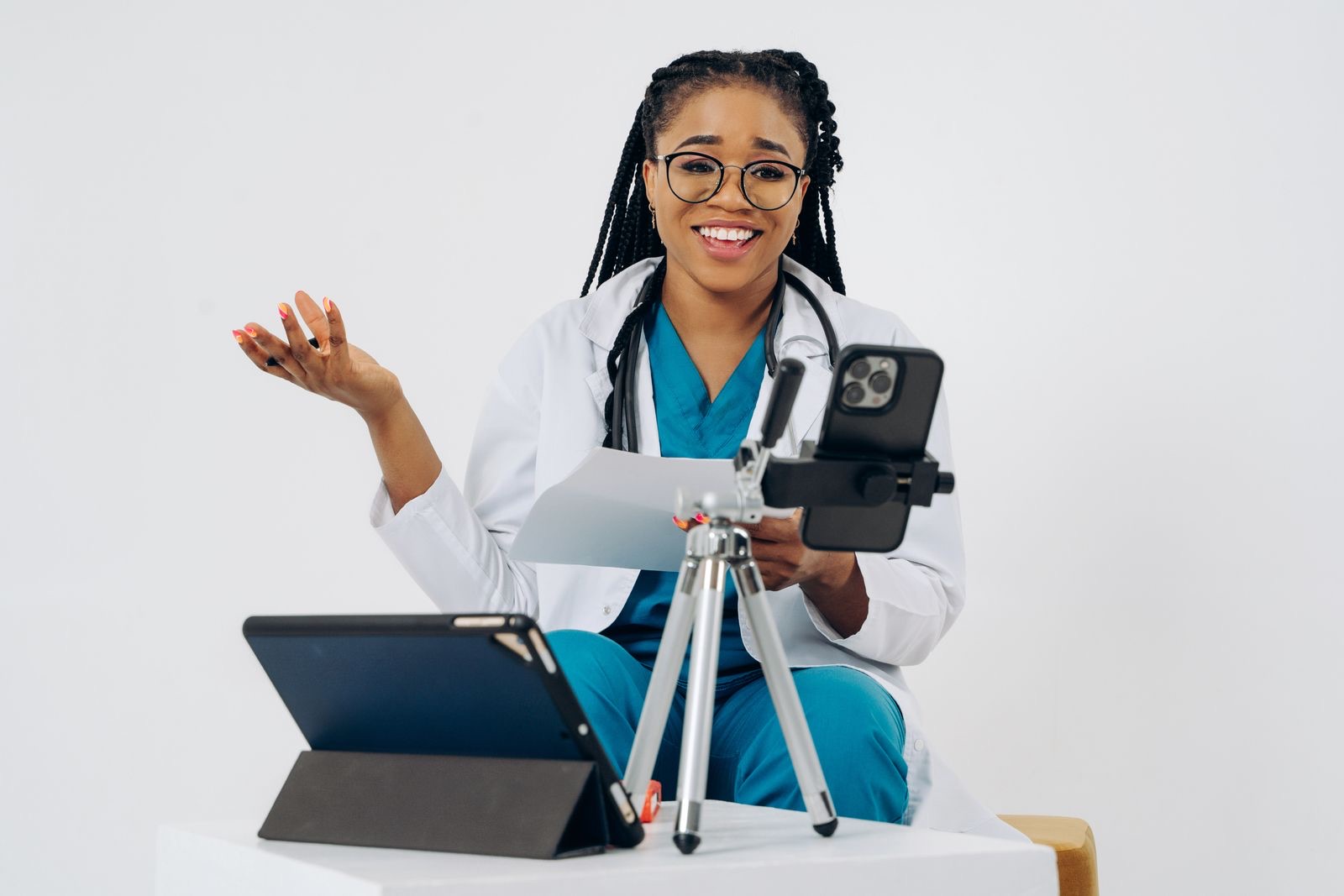 Une médecin présente une démonstration sur tablette et téléphone