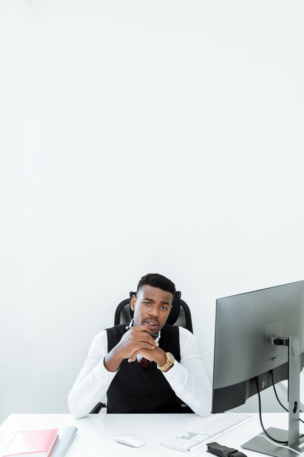 Un directeur à son bureau devant son écran