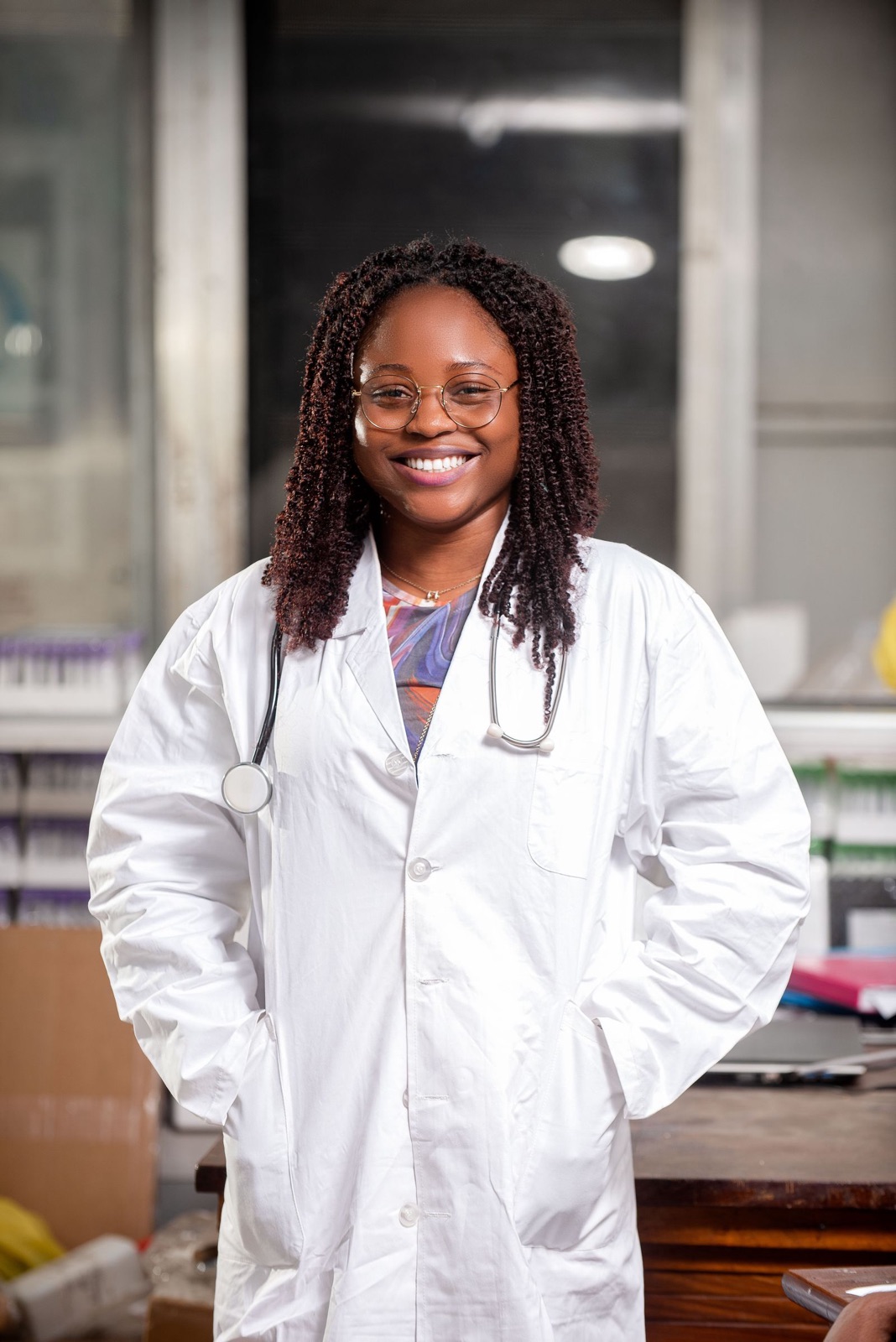 Portrait d'une médecin souriante en blouse blanche